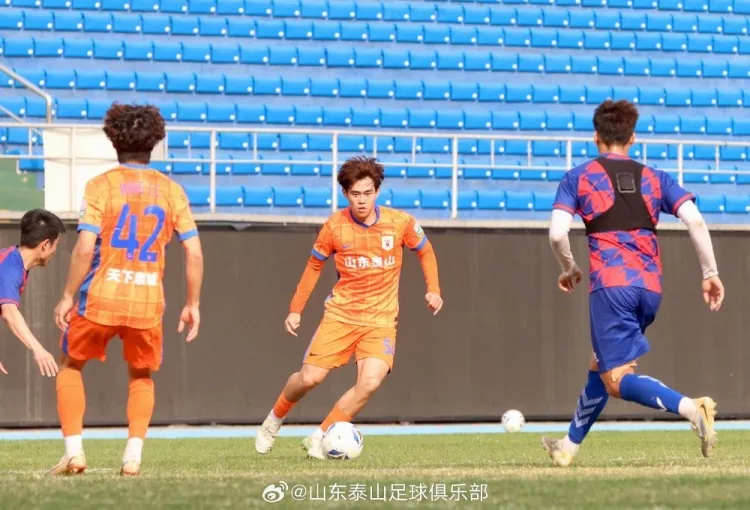 佛山冬训热身 泰山B队两度落后两度扳平 王宇轩任意球梅开二度定胜局