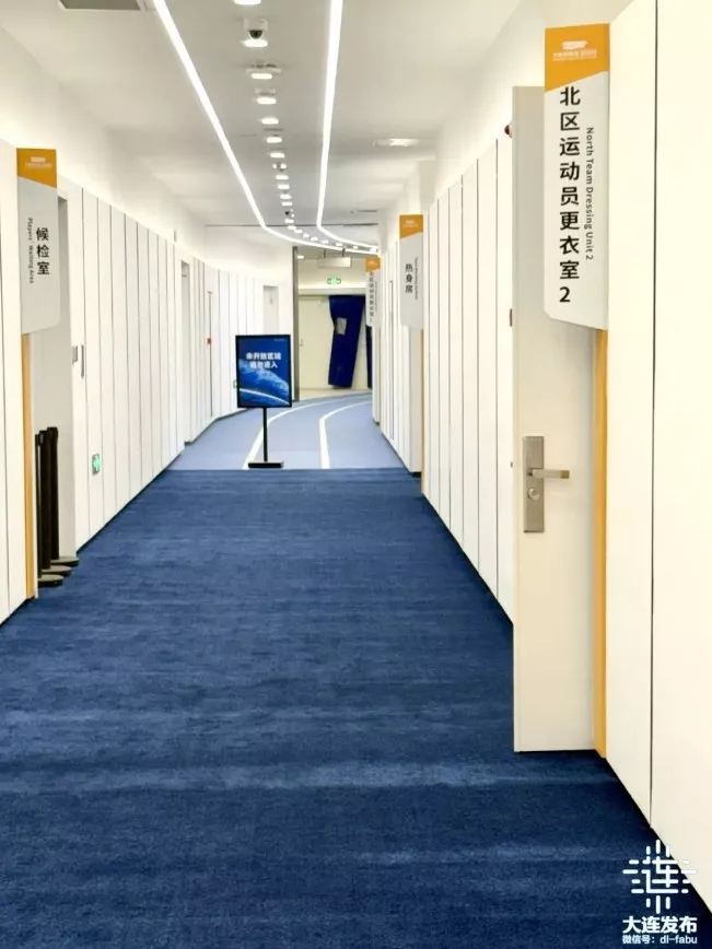 梭鱼湾球场冲刺中超首秀 草坪局部应急更换 球员通道地毯换蓝 梭鱼湾球场冲刺中超首秀 草坪局部应急更换 球员通道地毯换蓝