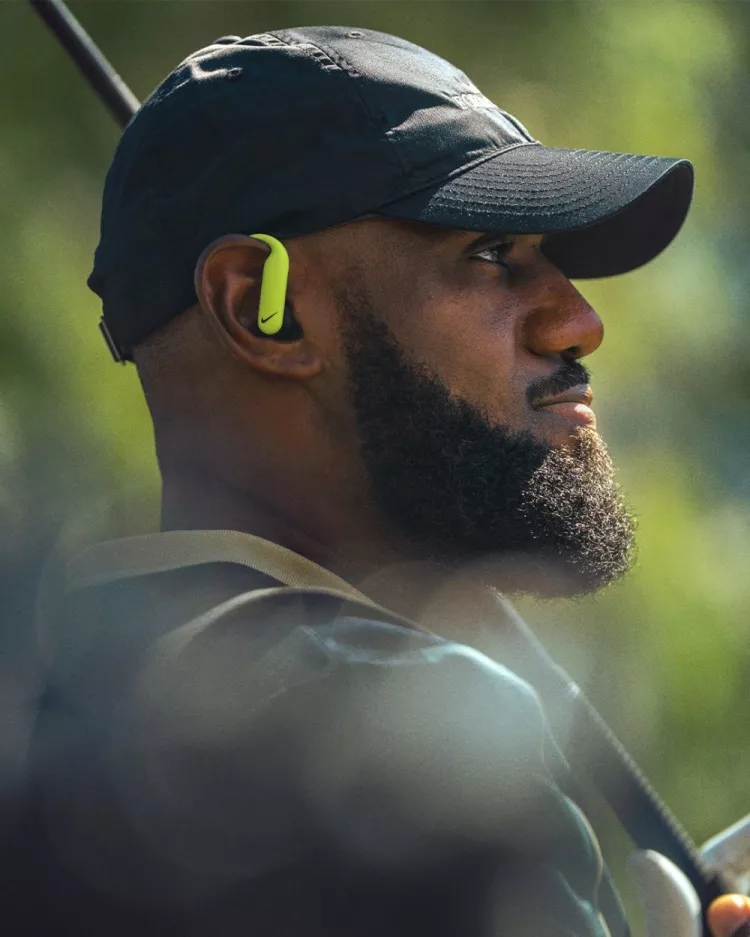 詹姆斯跨界出镜高尔夫广告 为Beats×耐克联名耳机造势