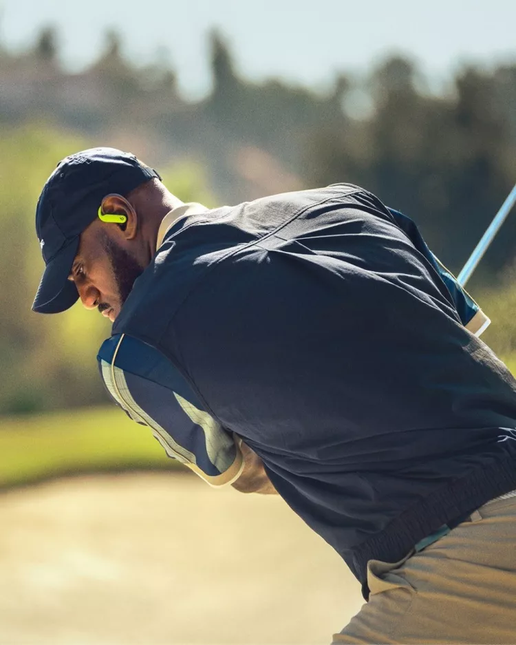 詹姆斯跨界出镜高尔夫广告 为Beats×耐克联名耳机造势