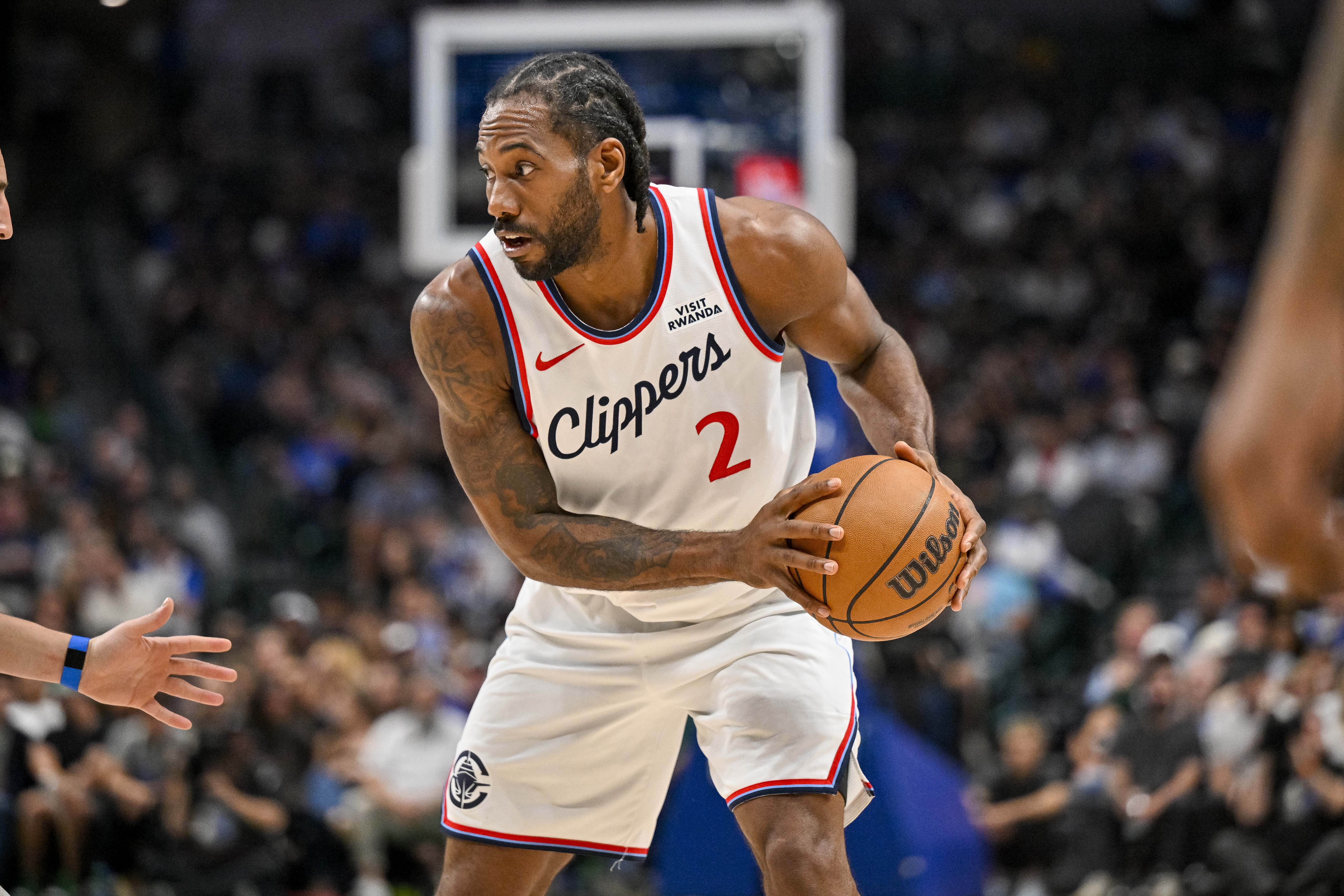 快船雄鹿伤病报告：伦纳德左脚踝扭伤出战成疑 科林斯大概率出战