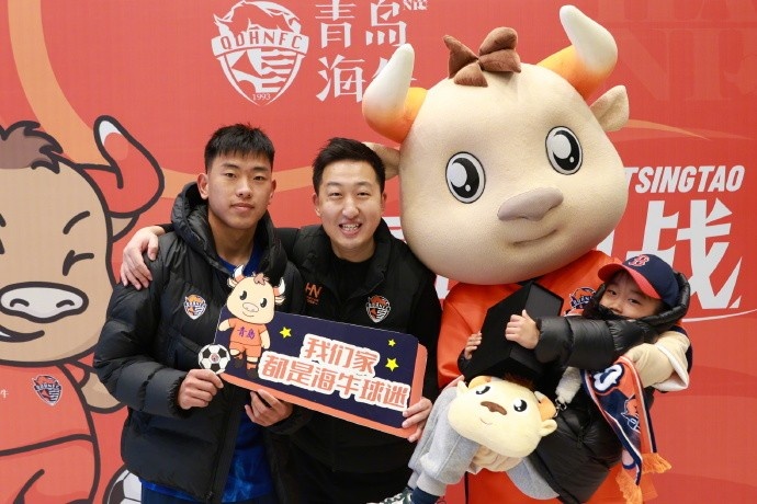 青岛海牛主场赛后启动家庭互动环节 李苏达向球迷赠送32周年礼盒