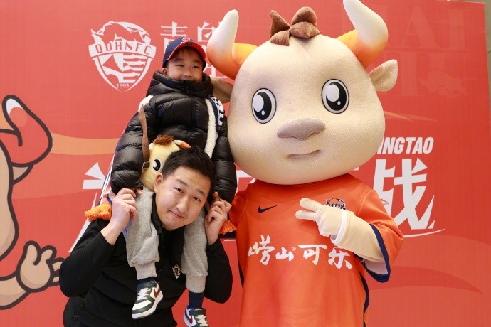 青岛海牛主场赛后启动家庭互动环节 李苏达向球迷赠送32周年礼盒