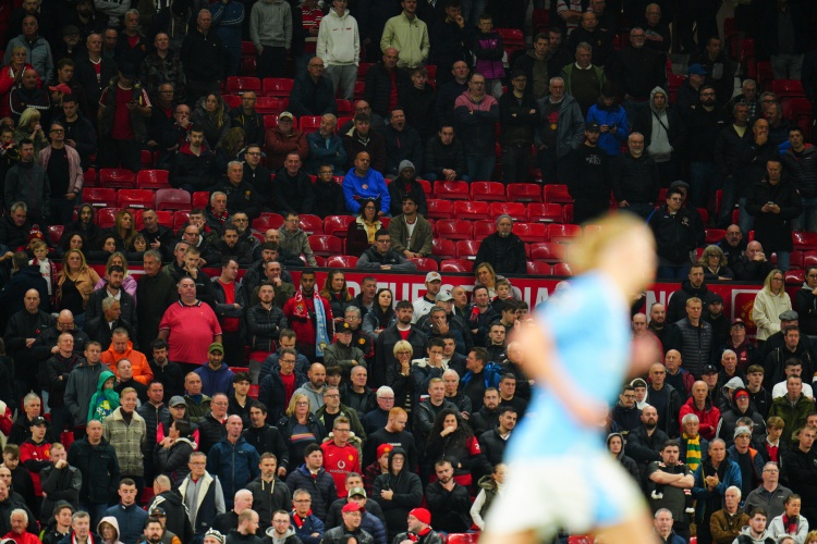 老特拉福德南看台改造VIP区 64年季票传承被迫中断