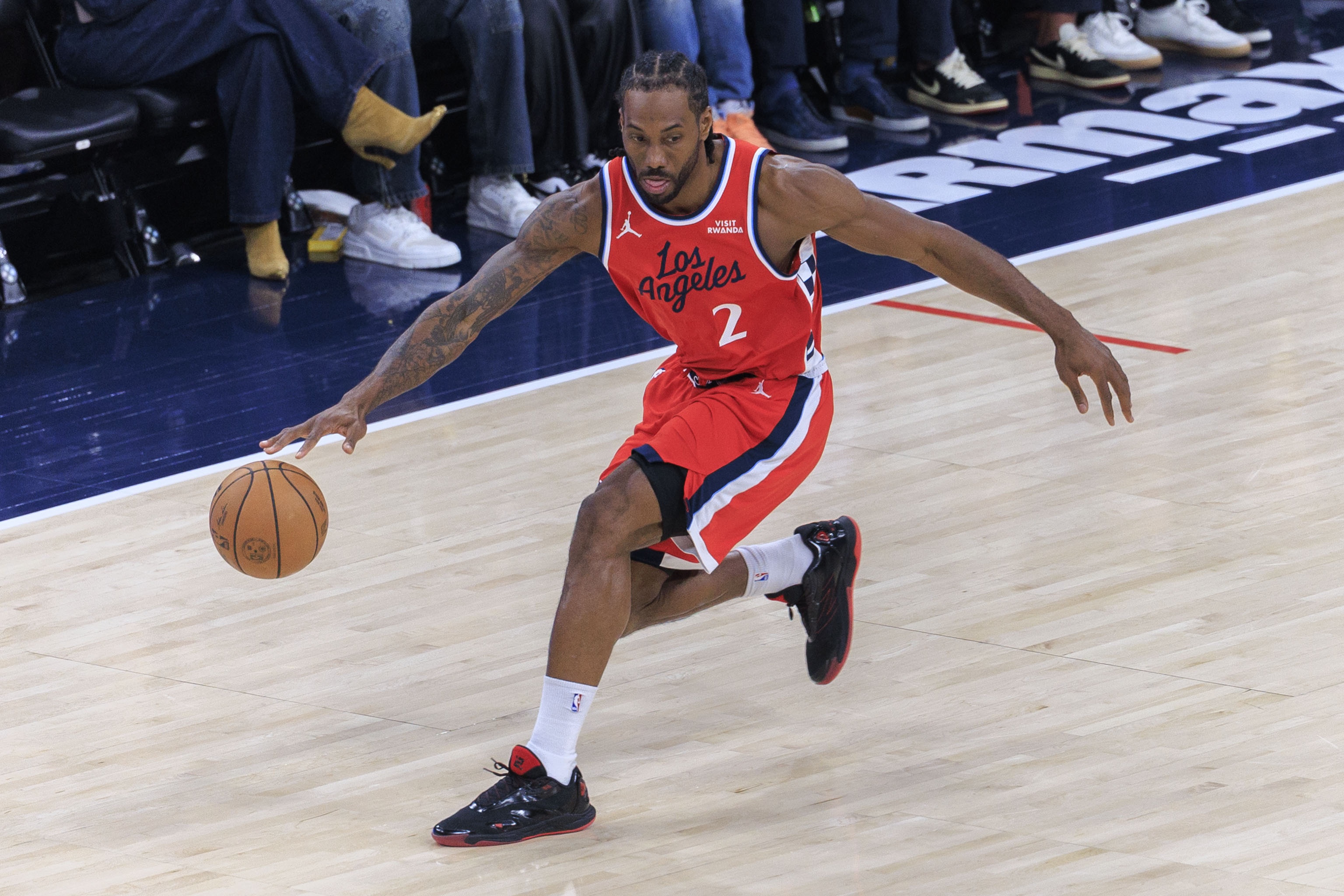 伦纳德连续46场20+纪录延续 快船客场负鹈鹕