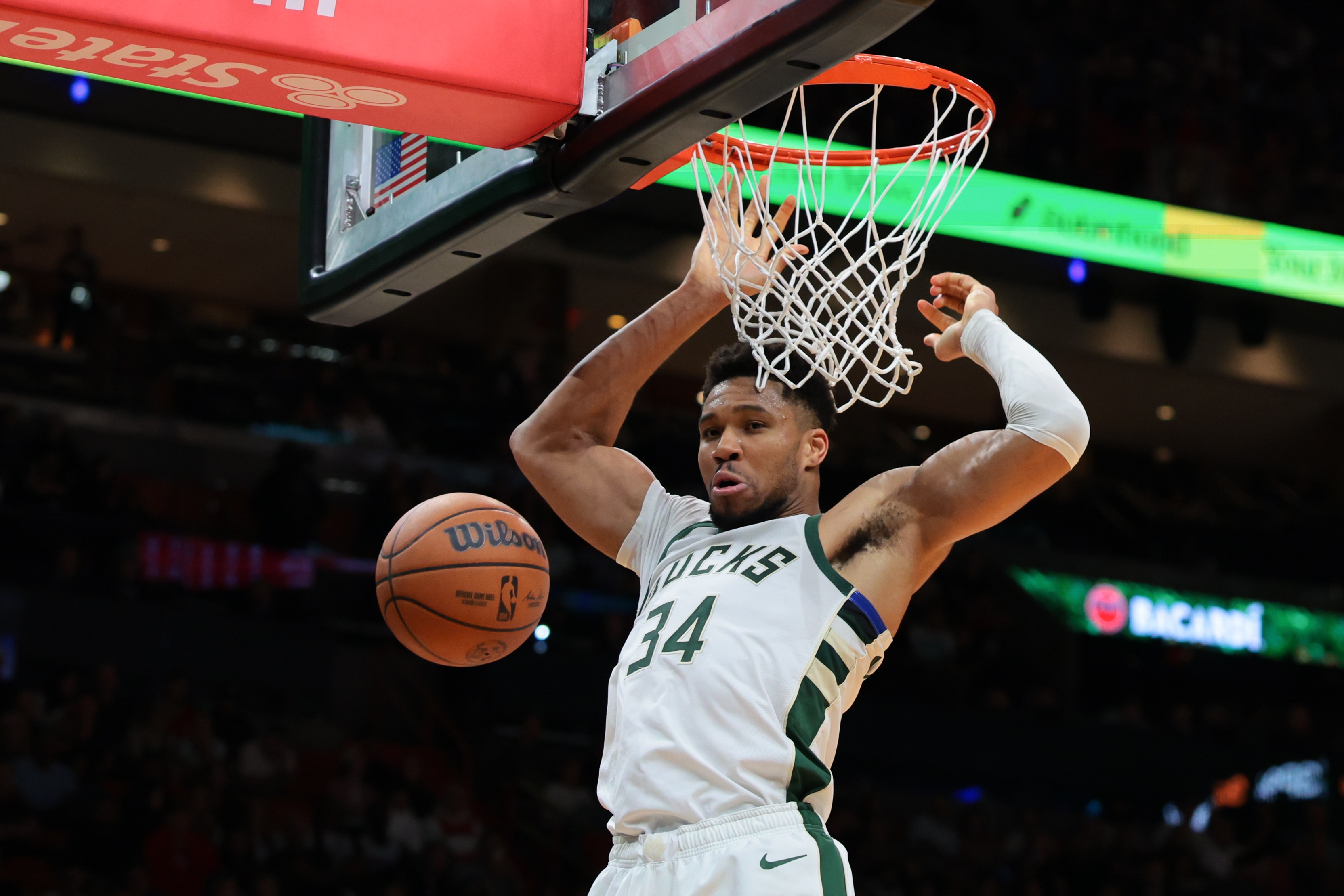 老鹰主场擒鹿延续连胜 绿军主场大胜奇才止血