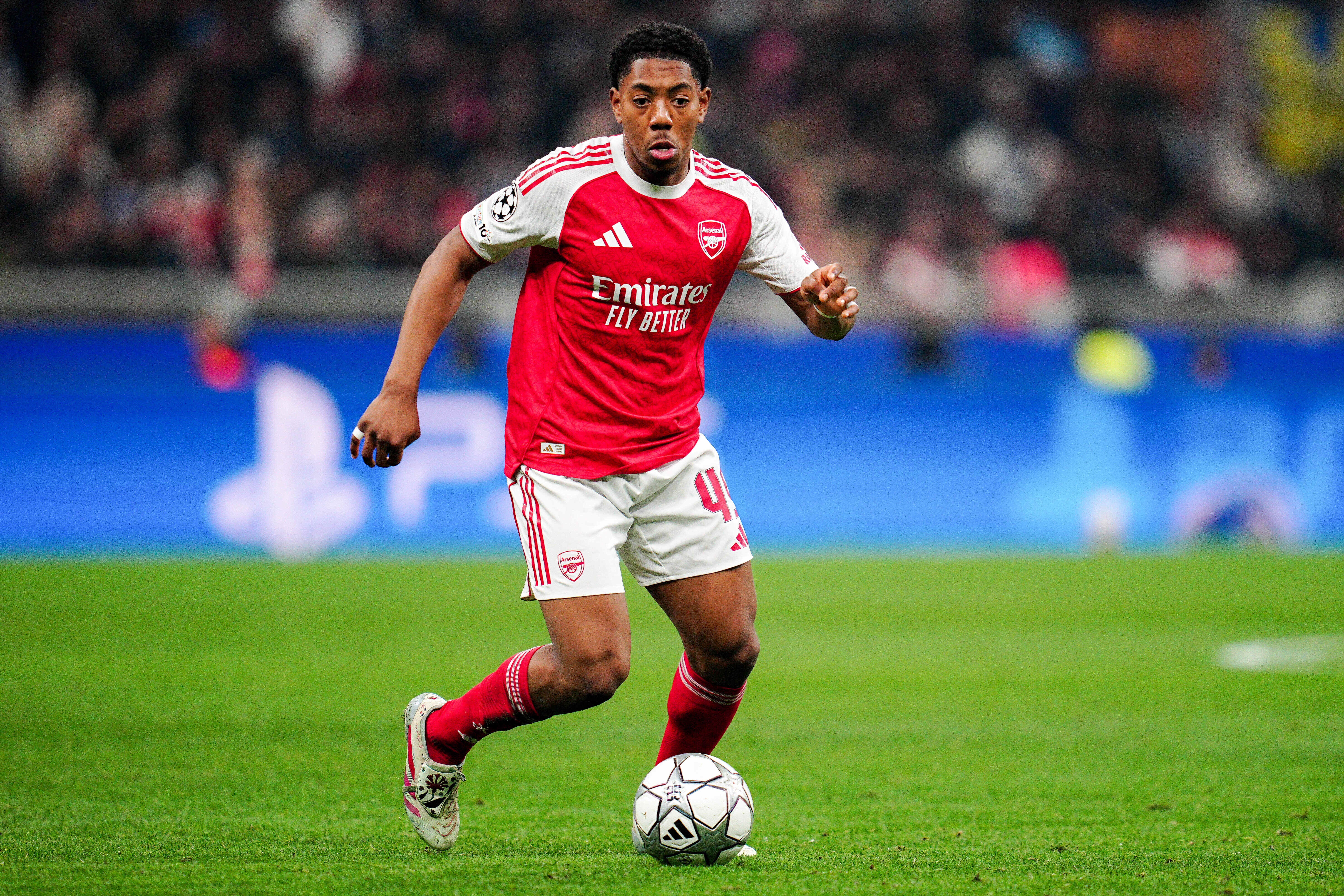 曼联夏窗左后卫引援锁定阿森纳19岁新星斯凯利 身价3500万欧 曼联夏窗左后卫引援锁定阿森纳19岁新星斯凯利 身价3500万欧