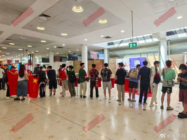 国足抵悉尼当晚开练 邵佳一直接上战术课