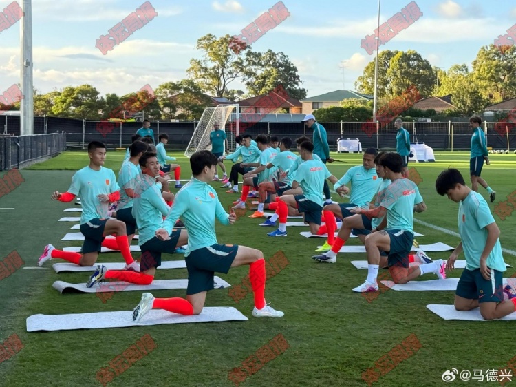 国足抵悉尼当晚开练 邵佳一直接上战术课