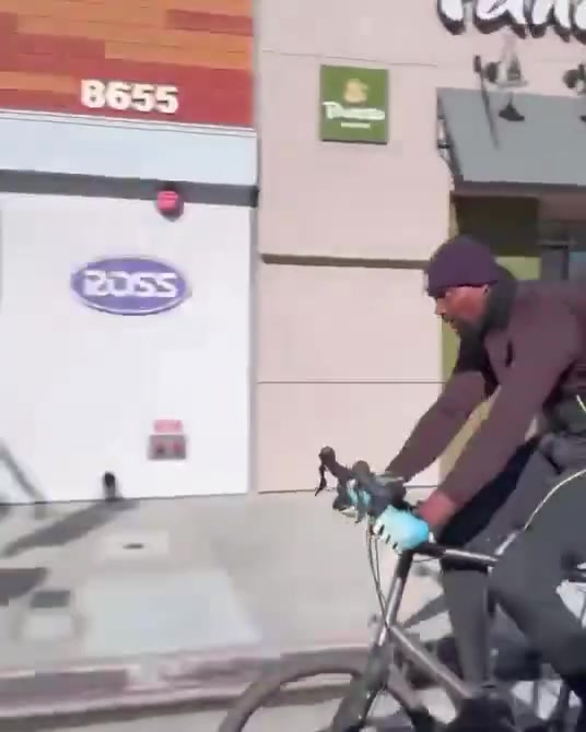 前湖人冠军中锋拜纳姆洛杉矶街头骑行 38岁状态保持良好