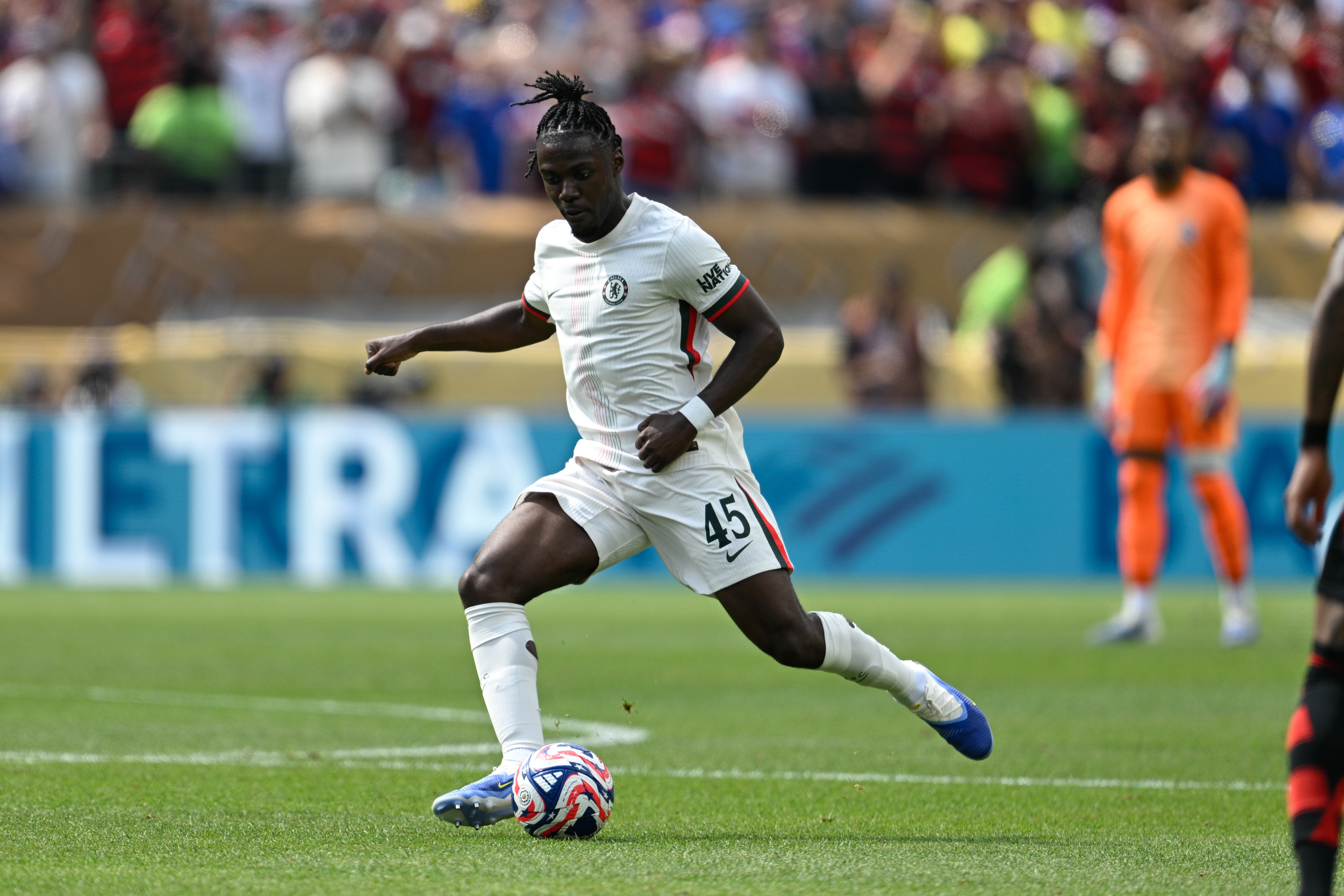 拉维亚复出首发送致命失误 切尔西中场轮换陷两难