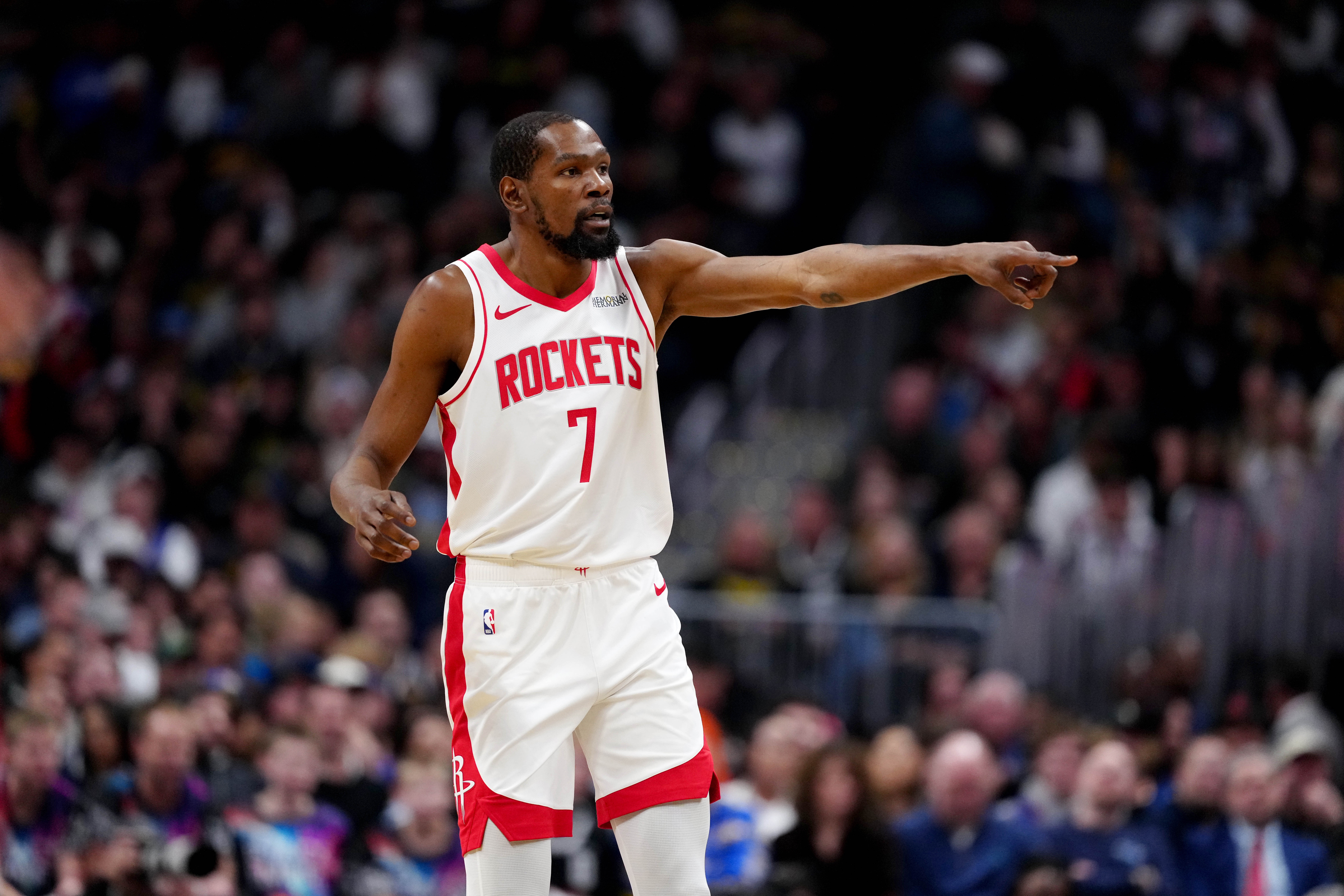 杜兰特谈生涯长度 称詹姆斯能打至45岁源于纯粹热爱