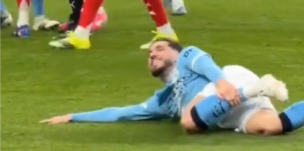 联赛杯决赛曼城2-0阿森纳 谢尔基倒地后转露微笑引关注