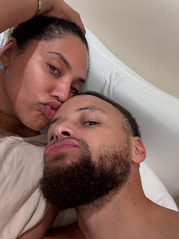 库里社交媒体庆生妻子阿耶莎 称其为家庭核心与个人动力源