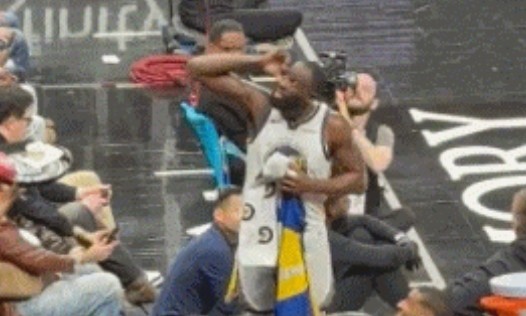 追梦播客详解回击老鹰球迷细节 眯眼寻找不存在的冠军旗帜