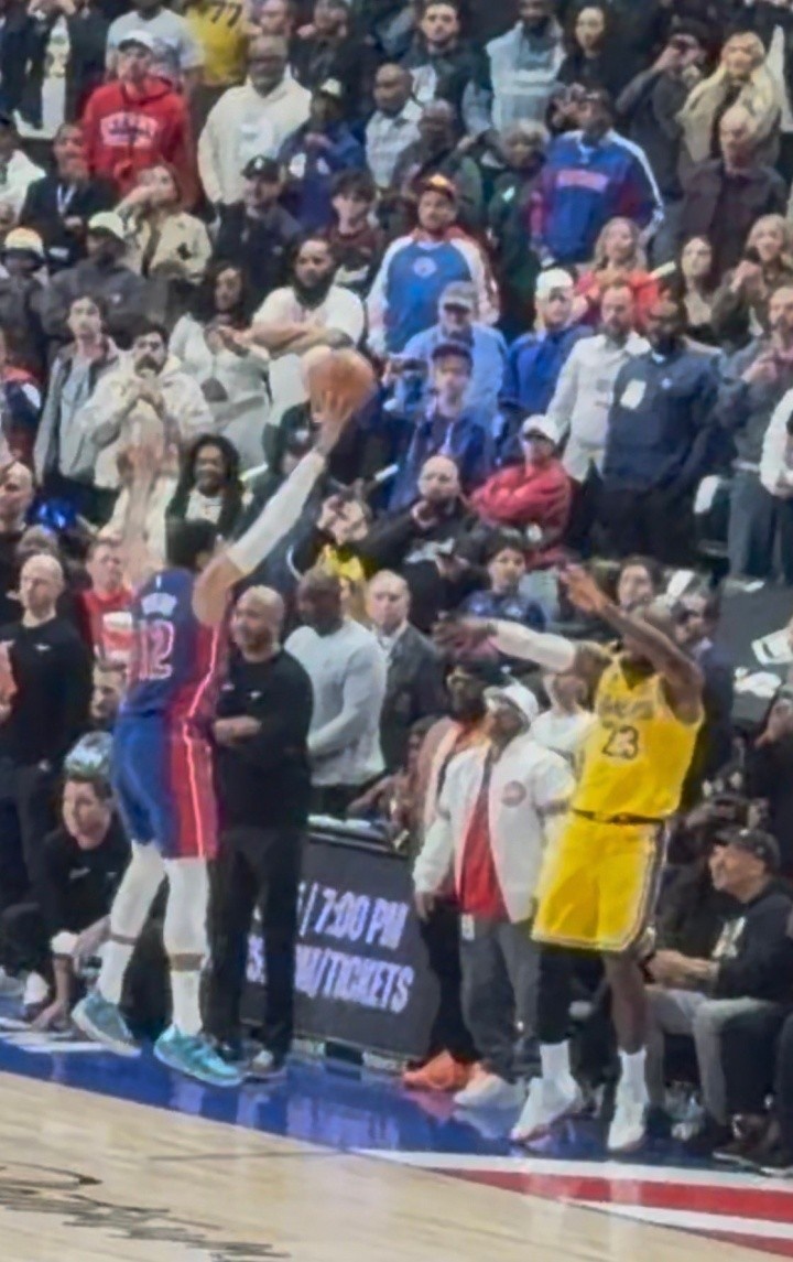 詹姆斯详解末节致命失误 承认传球线路遭哈里斯指尖破坏