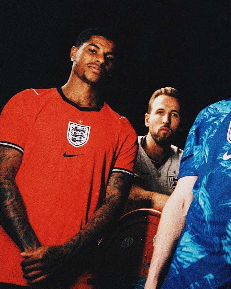 英格兰发布世界杯球衣 球员版售价创历史新高