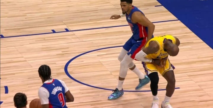 詹姆斯手指卡位受伤 湖人九连胜遭活塞终结