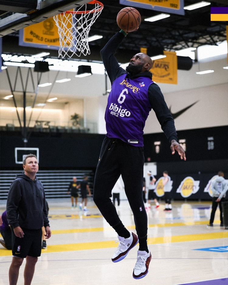 湖人全队封闭训练 詹姆斯领衔备战系列赛首战