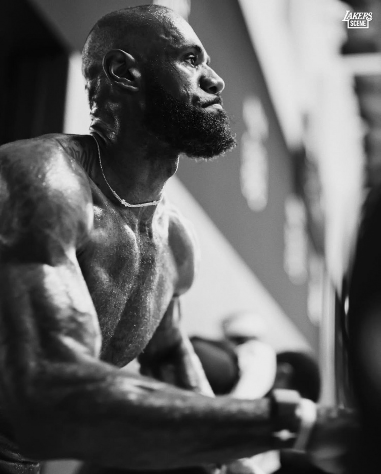 湖人备战首轮G1 詹姆斯训练状态引关注 湖人备战首轮G1 詹姆斯训练状态引关注