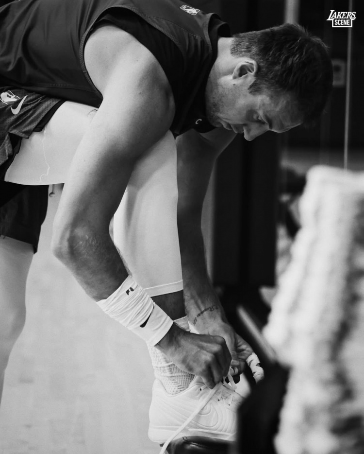 湖人备战首轮G1 詹姆斯训练状态引关注 湖人备战首轮G1 詹姆斯训练状态引关注