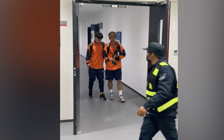 青岛德比尾声伤退 17岁邝兆镭赛后步履蹒跚