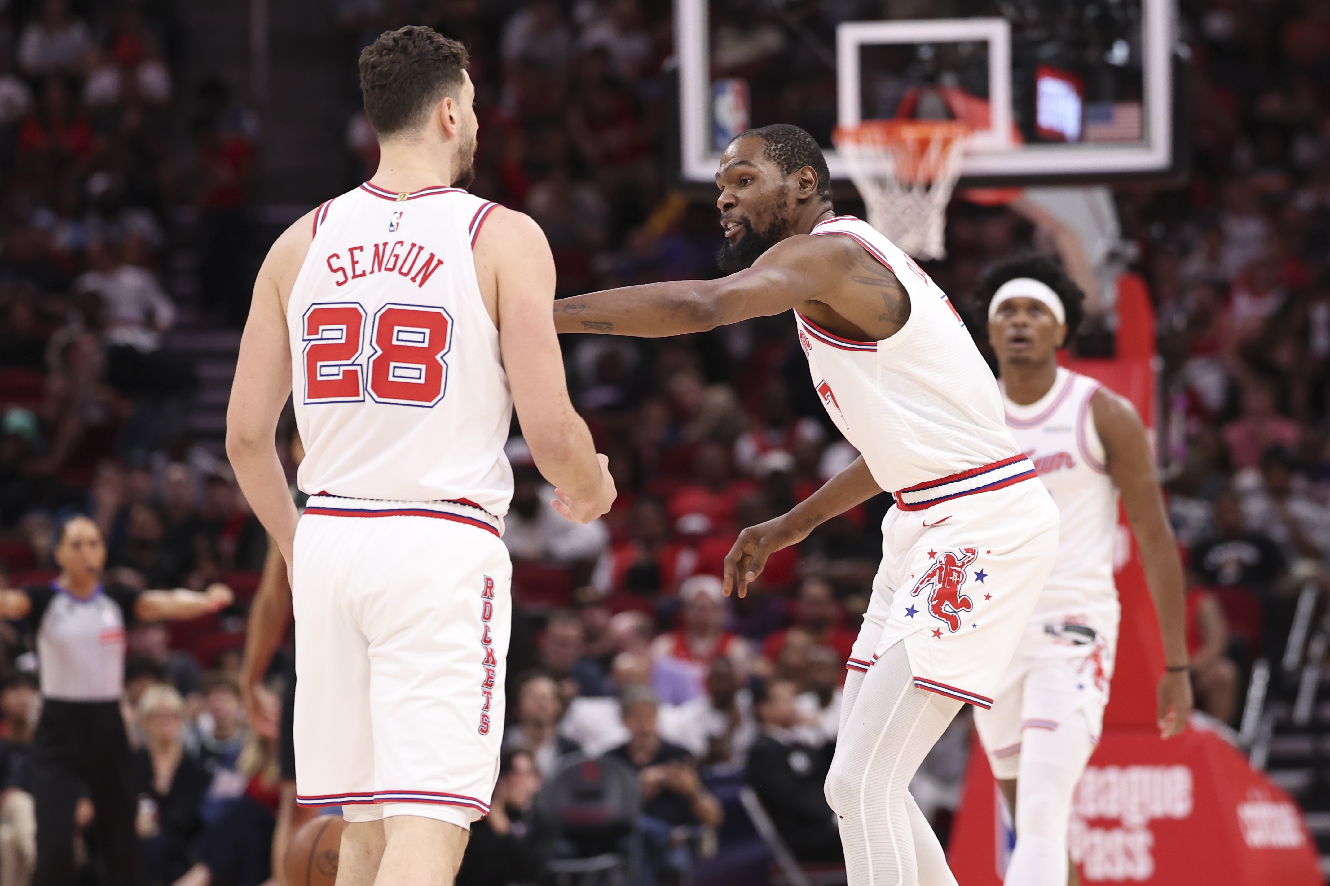 湖人再胜火箭2比0 杜兰特下半场3分9失误 詹姆斯28分收尾