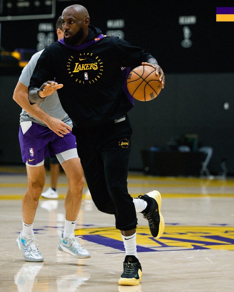 湖人客场前最后一练 官推晒图强调细节