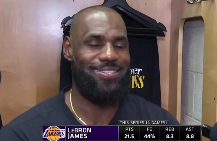 詹姆斯赛后自嘲储物柜掉东西：我又有一个失误