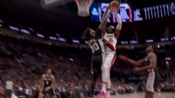 [罗威骑扣] 全场沸腾！罗威空切纵身跃起双手骑扣尚帕尼！