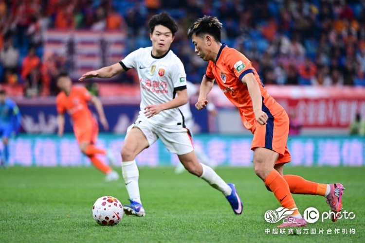 青岛海牛3-1上海海港：吾米提江染红致十人作战，刘祝润中柱难挽败局