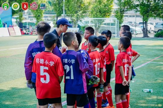 周穗安：未来将铺设更多微型足球场，让青少年“下楼即踢球”