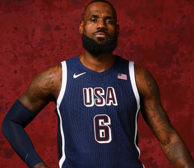 詹姆斯当选美国奥运代表团旗手，NBA本土球员首例