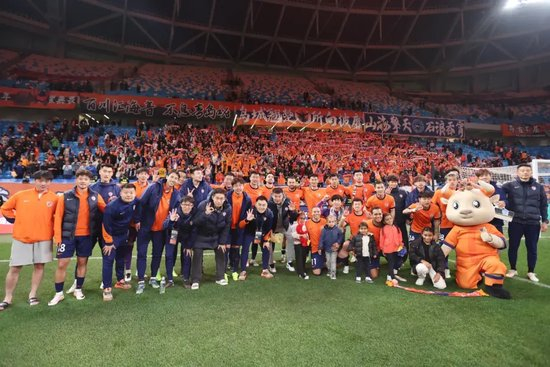 十轮不胜终结!青岛海牛3-0完胜长春亚泰摆脱垫底 十轮不胜终结!青岛海牛3-0完胜长春亚泰摆脱垫底