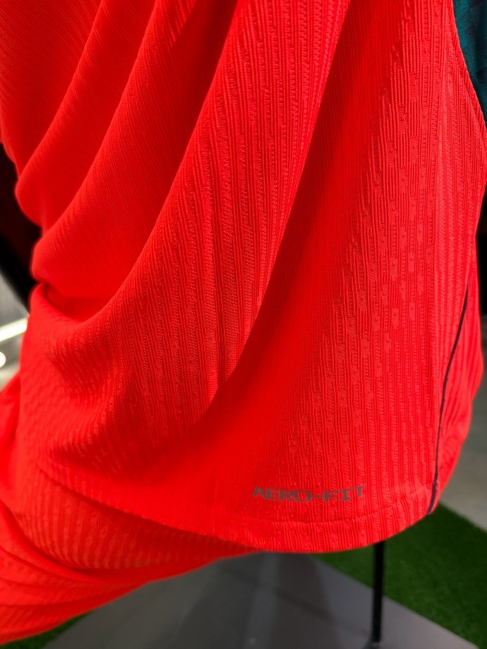 国足新战袍发布 邵佳一携朱辰杰亮相 李霄鹏现身