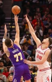 湖人三天双杀火箭 詹姆斯14中13平生涯纪录 东契奇两战76分定基调