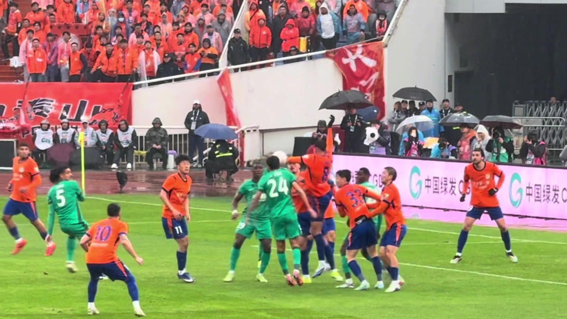 足协确认京鲁战漏判点球 当值主裁麦麦提江与VAR唐顺齐本轮停哨