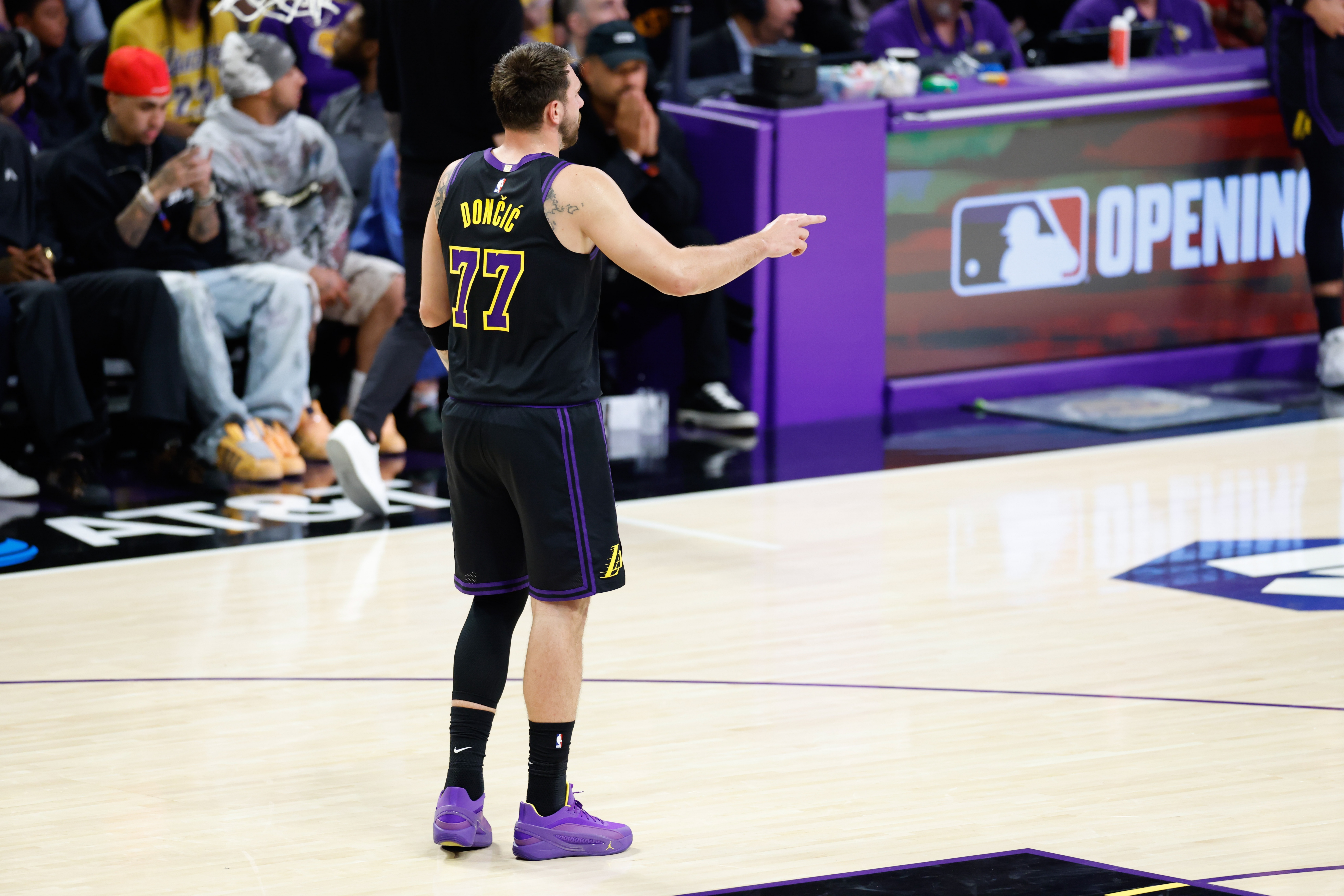 东契奇33分自评打得很糟 湖人末节险胜魔术取九连胜